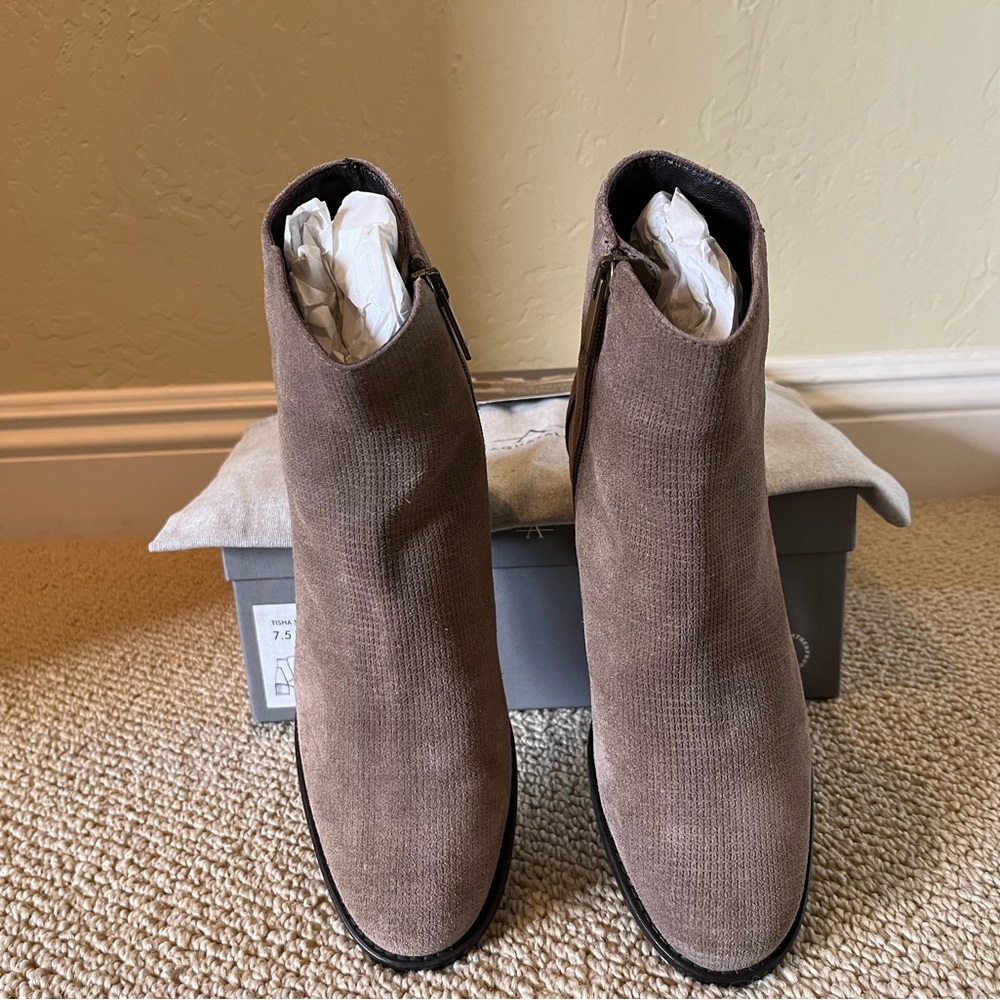 Aquatalia tan suede boots 7.5